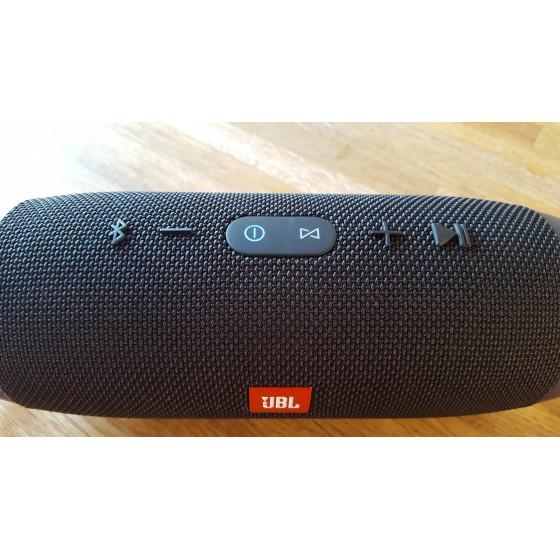 Водоустойчива Bluetooth колонка JBL Charge 3 с мощна батерия | Купете сега
