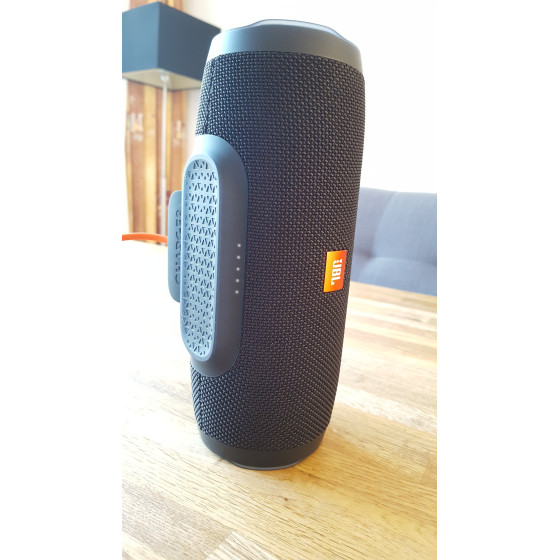 Водоустойчива Bluetooth колонка JBL Charge 3 с мощна батерия | Купете сега